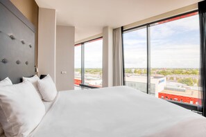 1 bedroom, hypo-allergenic bedding, minibar, in-room safe