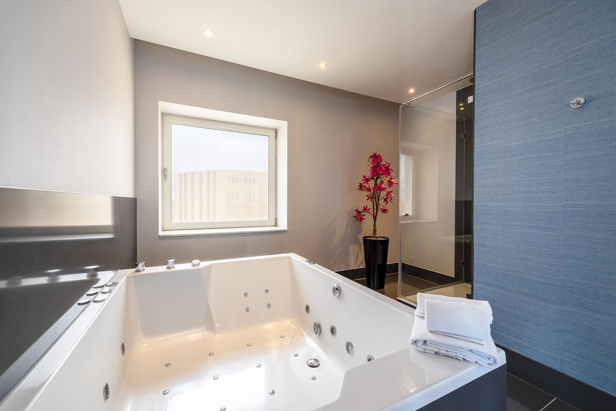 deluxe suite, 1 king bed | 1 bedroom, hypo-allergenic bedding, minibar, in-room safe