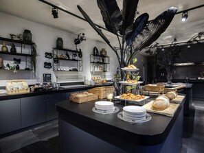 Dagelijks uitgebreid ontbijt (EUR 22.5 per persoon)