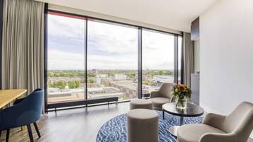 Suite Deluxe, 1 cama de matrimonio grande | 1 dormitorio, ropa de cama hipoalergénica, minibar y caja fuerte