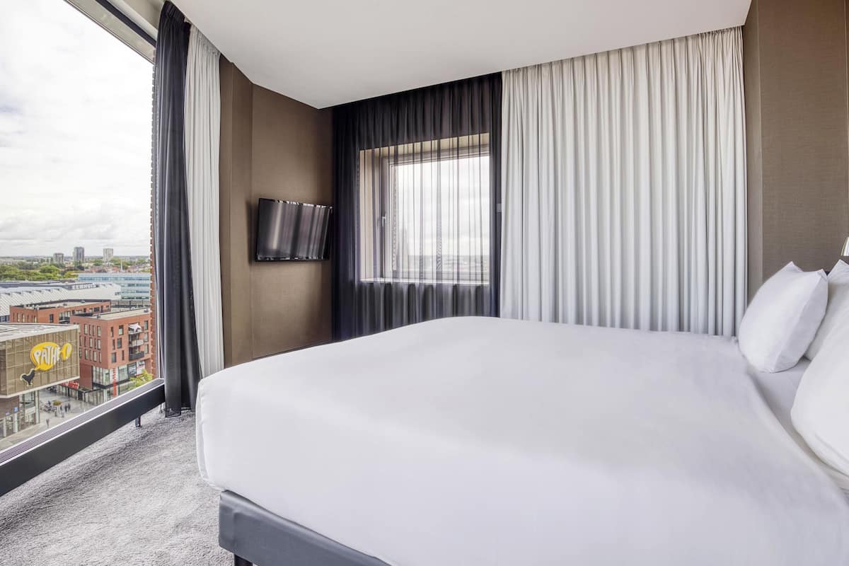 Suite – deluxe, 1 kingsize-seng | 1 soverom, allergitestet sengetøy, minibar og safe på rommet