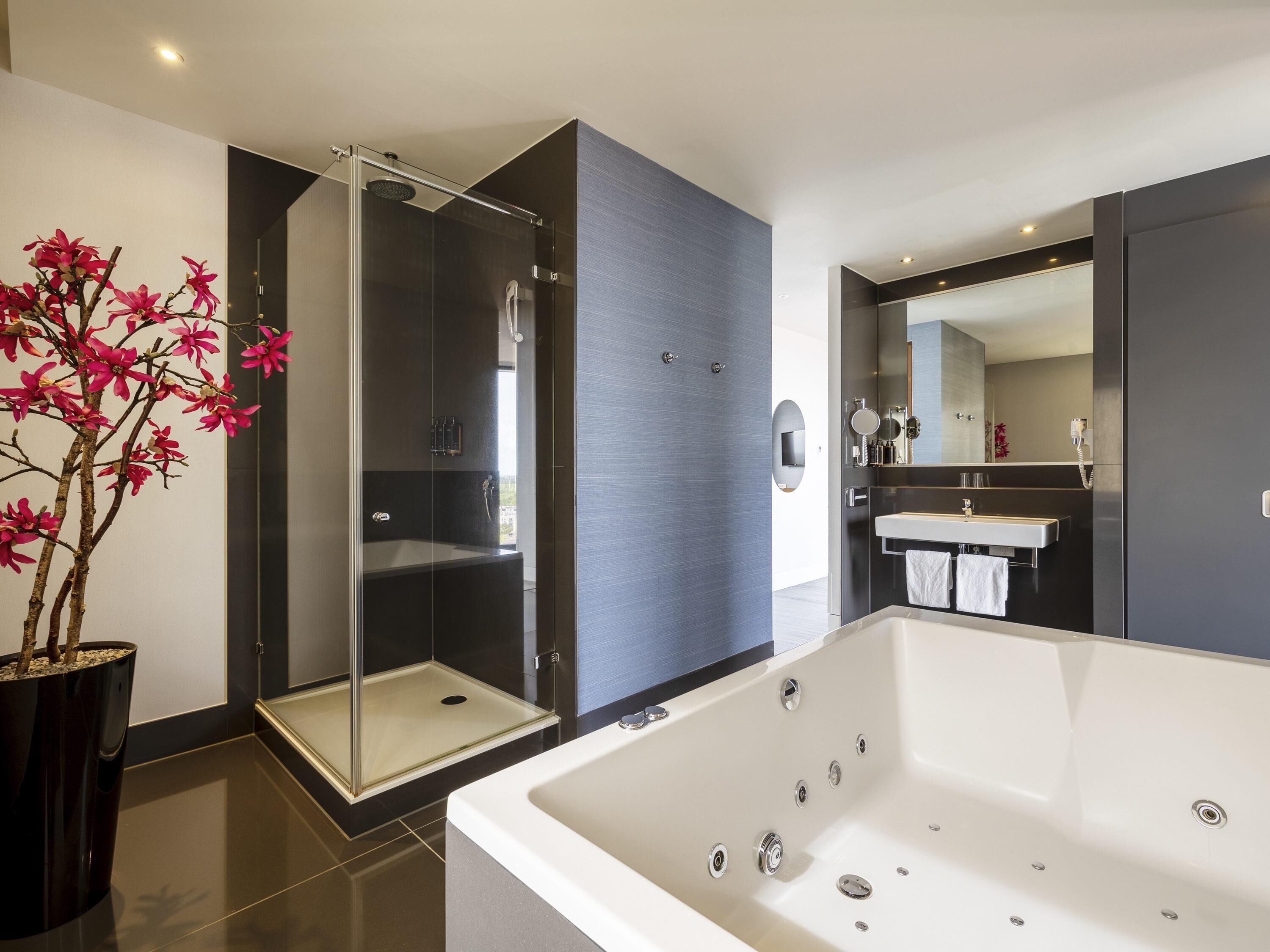 1 bedroom, hypo-allergenic bedding, minibar, in-room safe