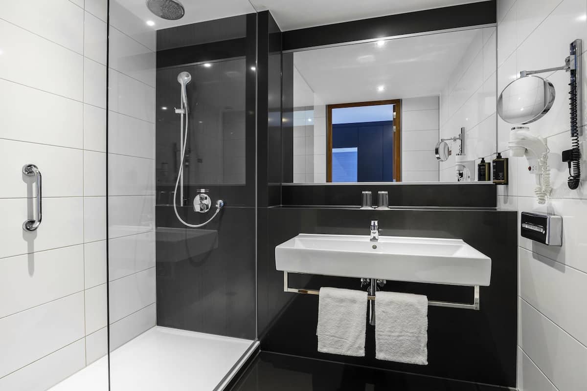 1 bedroom, hypo-allergenic bedding, minibar, in-room safe