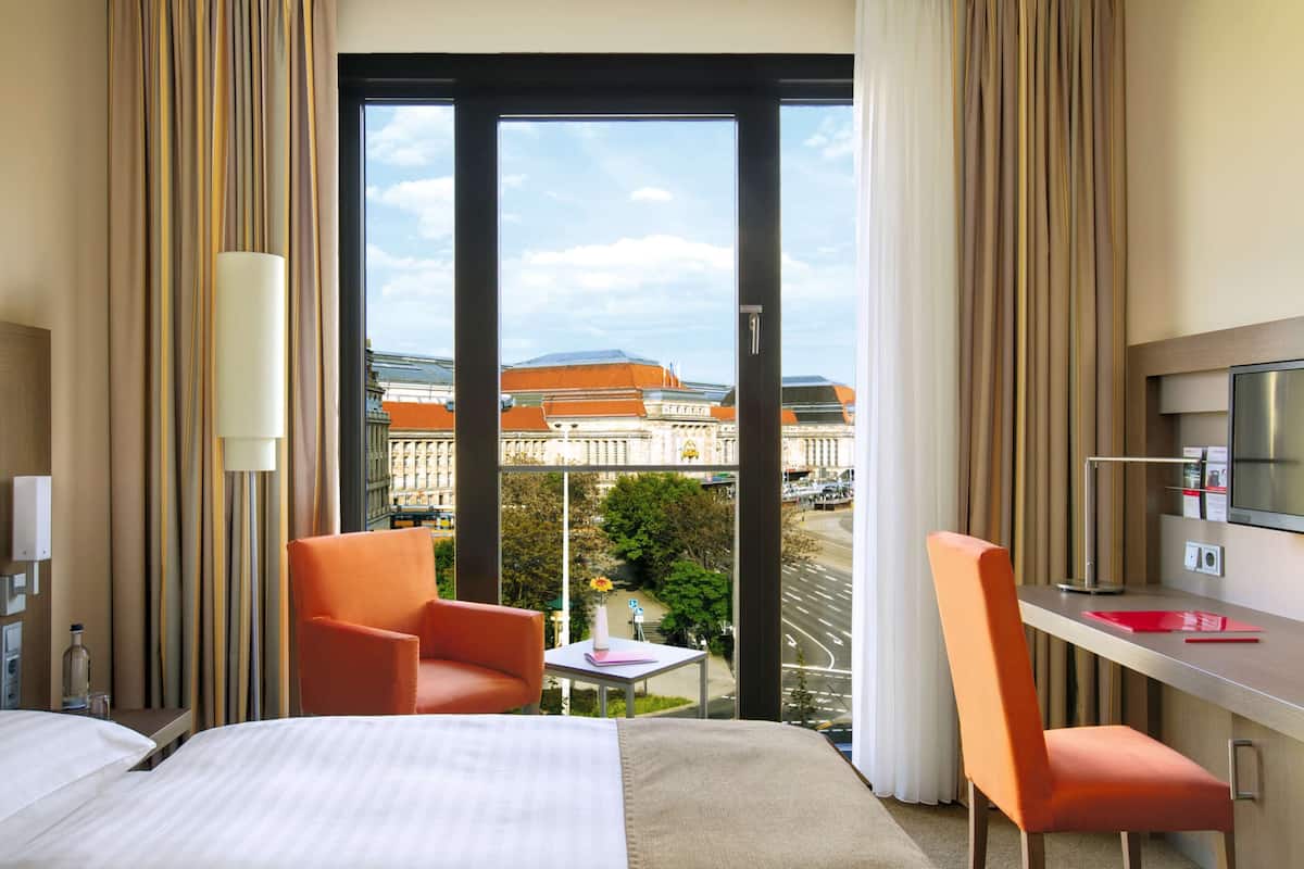 Ropa de cama hipoalergénica y caja de seguridad en la habitación