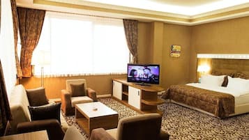 Minibar, in-room safe, desk, iron/ironing board