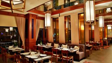 2 restaurants, breakfast served