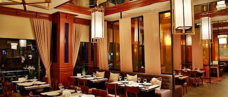 2 restaurants, breakfast served