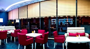 2 restaurants; breakfast, lunch, dinner, and brunch served - Graaf Hotel  (Baku)