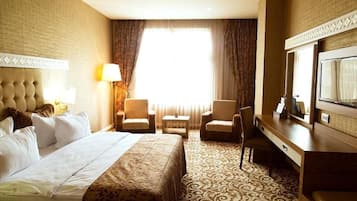 Minibar, in-room safe, desk, iron/ironing board