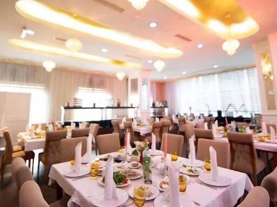 2 restaurantes; se sirven desayunos