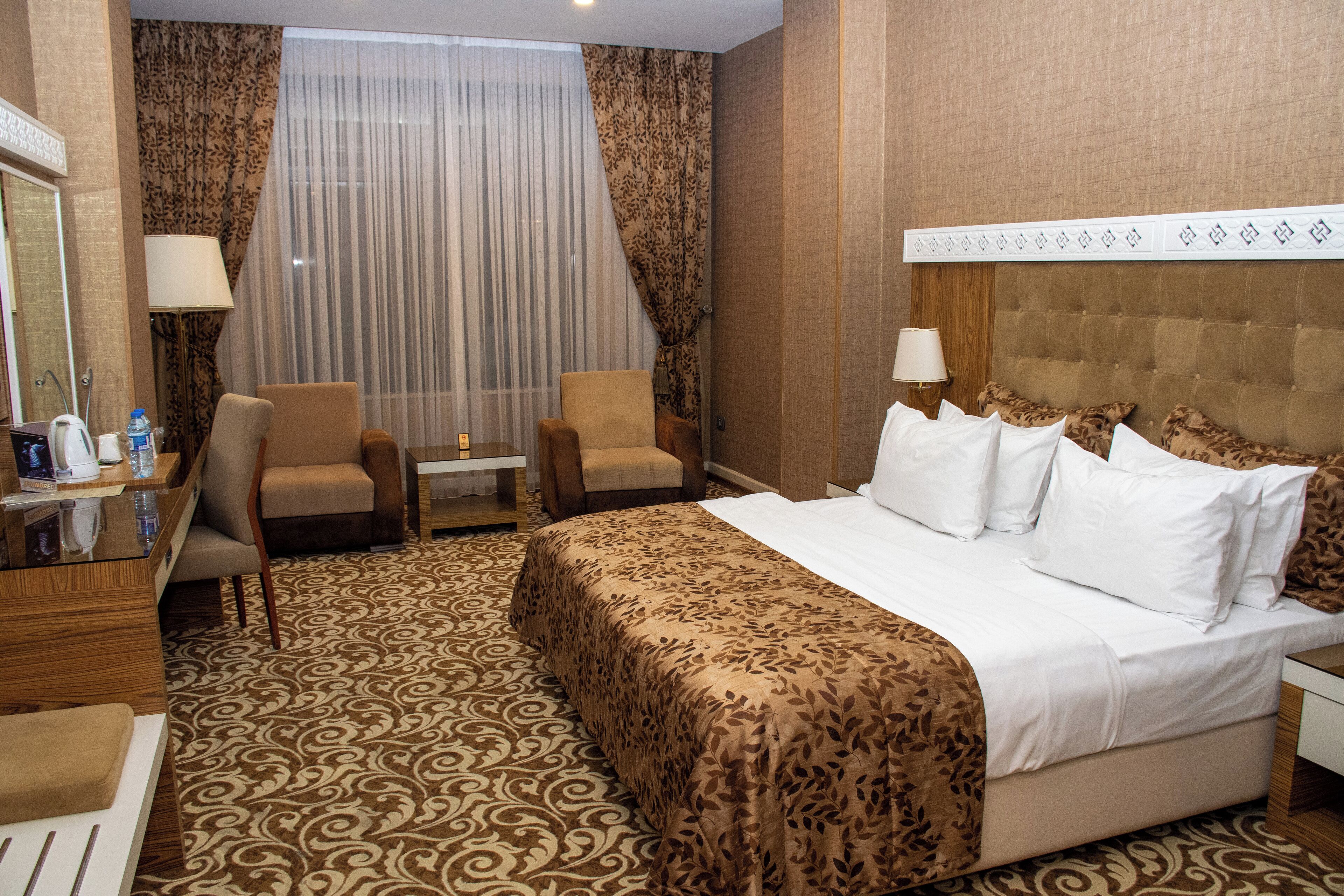 Habitación doble superior | Minibar, caja de seguridad en la habitación y escritorio 