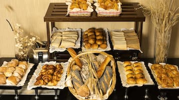 Tägliches Frühstücksbuffet (12 AZN pro Person)