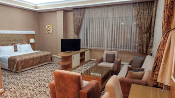 Suite Junior, 1 Tempat Tidur Queen, Boleh Merokok, pemandangan kota | 1 kamar tidur, minibar, brankas, dan meja kerja