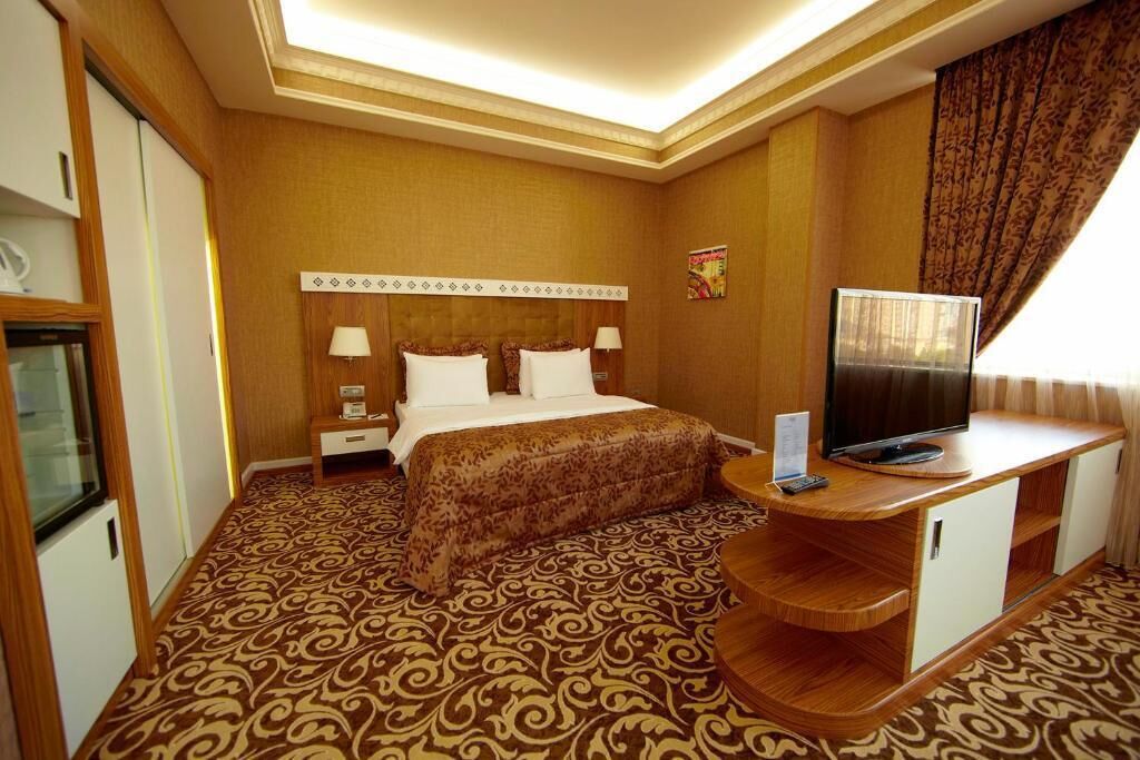 Minibar, in-room safe, desk, iron/ironing board