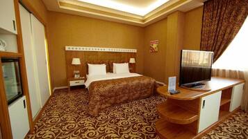 Minibar, in-room safe, desk, iron/ironing board