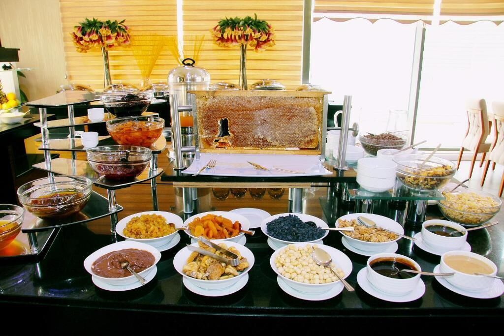 2 restaurants, breakfast served