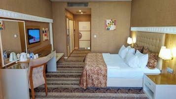 Superior Double Room | Minibar, in-room safe, desk, iron/ironing board