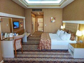 Kahden hengen superior-huone | Minibaari, tallelokero huoneessa, työpöytä, silitysrauta/-lauta