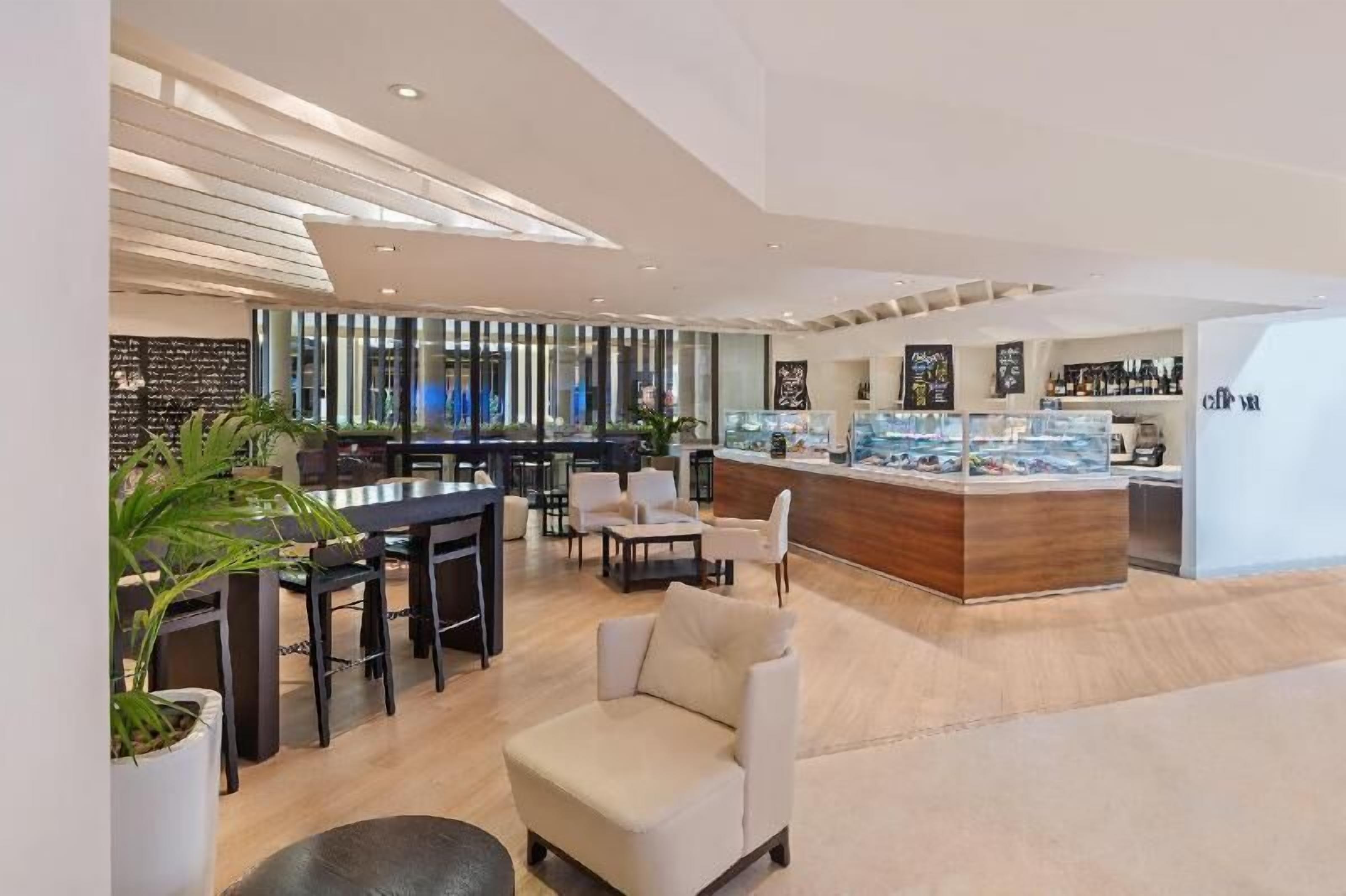 Restaurantes | 5 restaurantes, se sirven comidas, cenas, brunch y cocina italiana