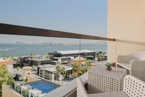 Sea View Room with Balcony | Minibar, in-room safe, desk, laptop workspace - JA Ocean View Hotel, Jumeirah Beach Dubai (Dubai)