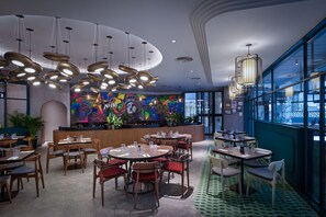 5 restaurants, servant le dîner et le souper; cuisine italienne