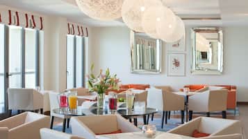 Café da manhã com buffet todos os dias (AED 90 por pessoa)