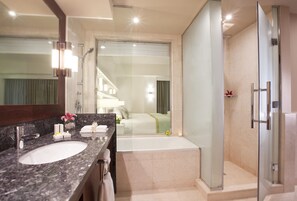 Junior Suite, Balcony, Sea View (Full Ain DubaiView-Coral LoungeAccess) | Bathroom