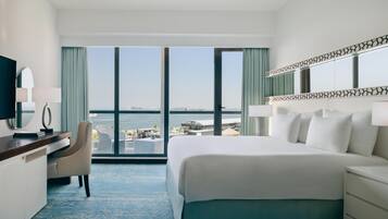 1 quarto, frigobar, cofres nos quartos, escrivaninha