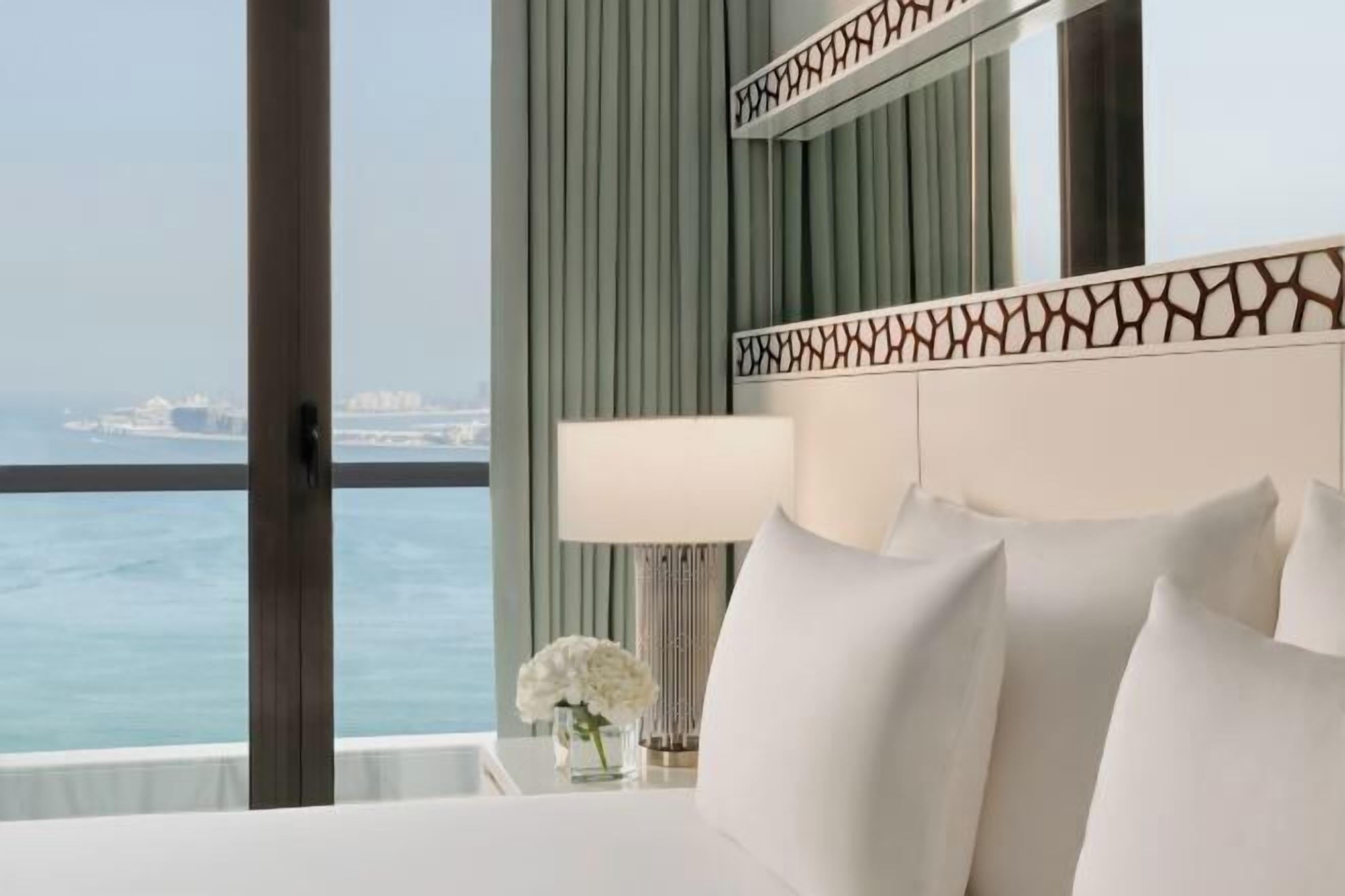 Minibar, caja de seguridad en la habitación y escritorio 