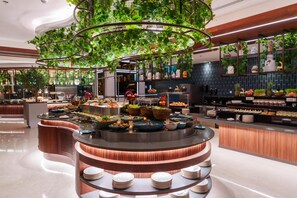 5 restaurantes; se sirven comidas, cenas y brunch