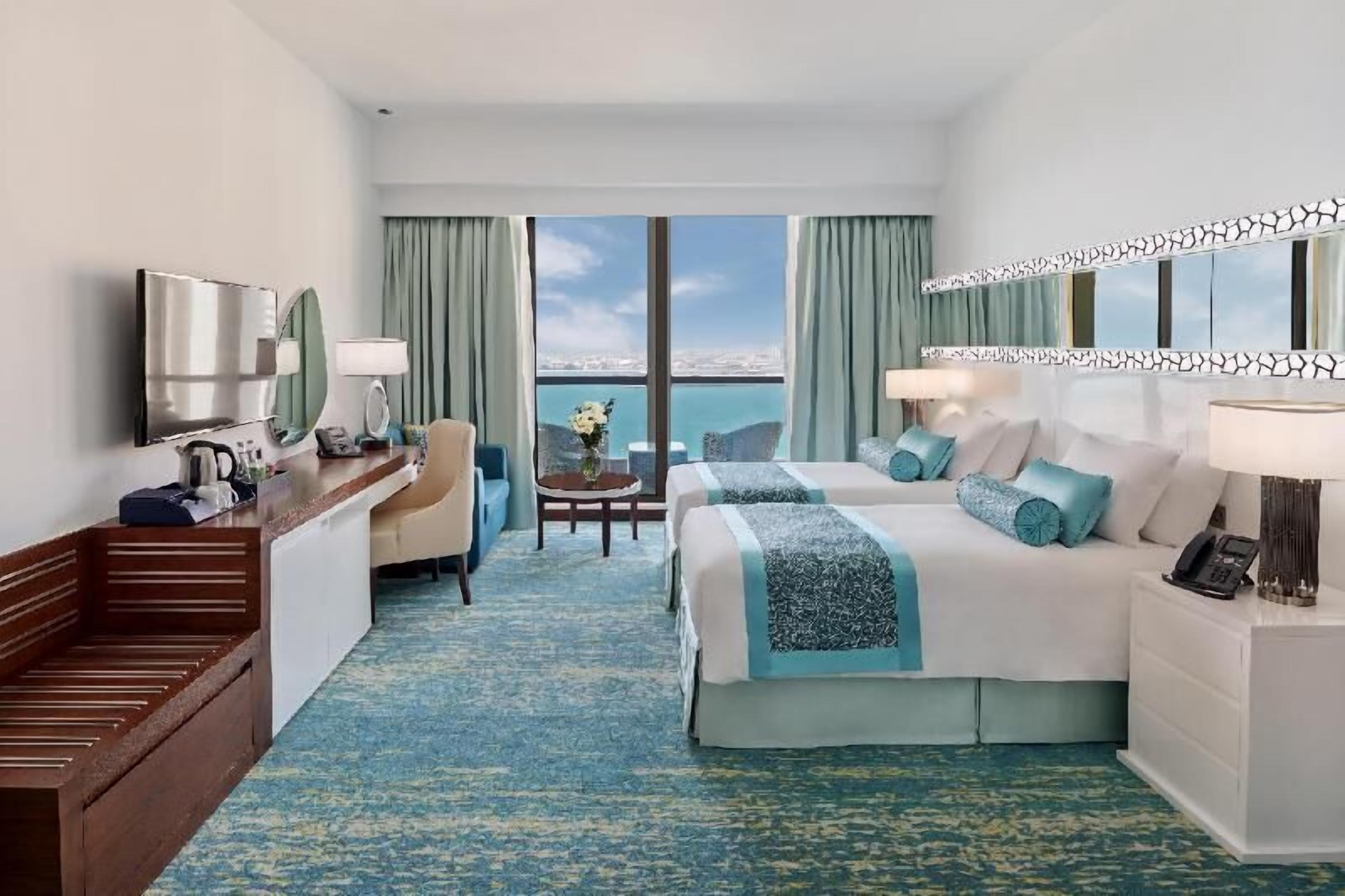 Minibar, caja de seguridad en la habitación y escritorio 