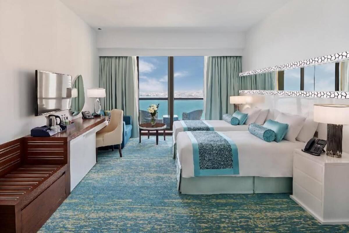 Minibar, caja de seguridad en la habitación y escritorio