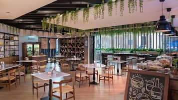 3 restaurantes; se sirven almuerzos, cenas, brunch y cocina italiana