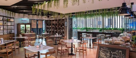 5 restaurants, lunch, dinner, brunch served; Italian cuisine