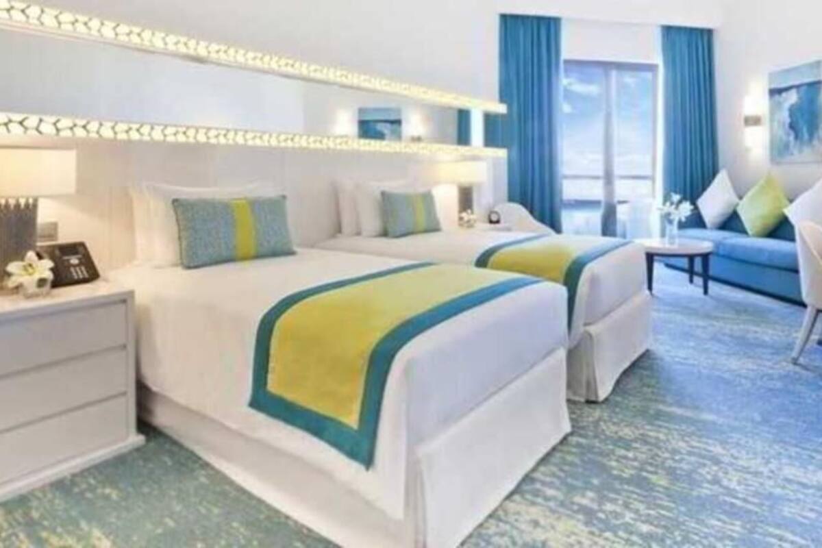 Minibar, caja de seguridad en la habitación y escritorio