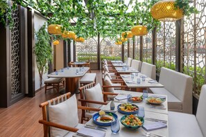 3 间餐厅，供应午餐、晚餐和早午餐，意大利菜