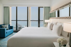 Minibar, in-room safe, desk, laptop workspace - JA Ocean View Hotel, Jumeirah Beach Dubai (Dubai)