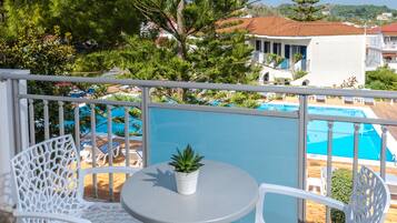 Rom – premium, bassengutsikt (Double/ Triple/ Quad) | Safe på rommet, skrivebord, skrivebord for bærbar PC og lydisolert