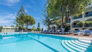 Außenpool, Sonnenschirme, Liegestühle