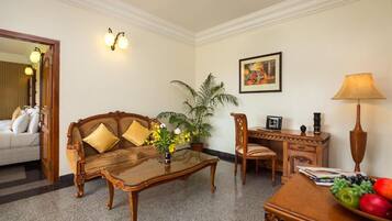 Sea View Villa | Woonruimte | Een 32-inch lcd-televisie met kabelzenders en een televisie