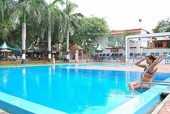 Outdoor pool, free pool cabanas, pool loungers