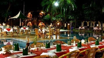 Piscine extérieure, cabanons gratuits, chaises longues
