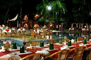 Outdoor pool, free cabanas, sun loungers