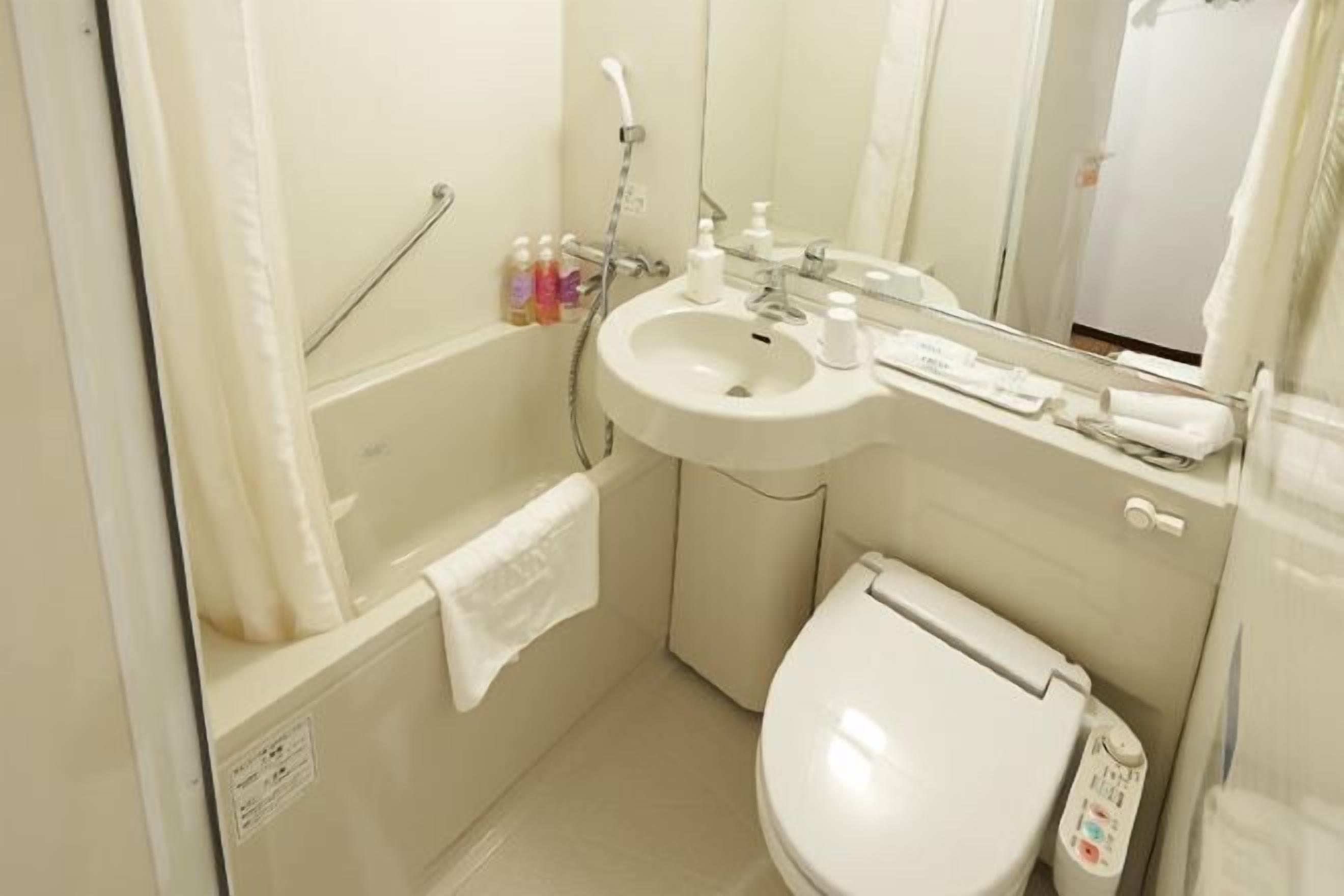 Bathroom | Combined shower/bathtub, free toiletries, hair dryer, bathrobes