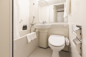 Combined shower/tub, free toiletries, hair dryer, bathrobes - Sotetsu Fresa Inn Shimbashi Hibiyaguchi (Tokyo)