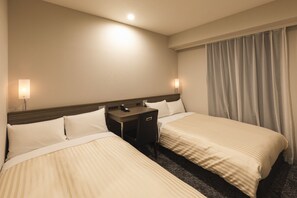 Down duvets, laptop workspace, blackout curtains, iron/ironing board - Sotetsu Fresa Inn Shimbashi Hibiyaguchi (Tokyo)
