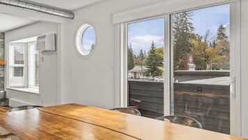 Appartement, 3 slaapkamers, uitzicht op bergen (Self Check In, No Pets) | Dineerruimte
