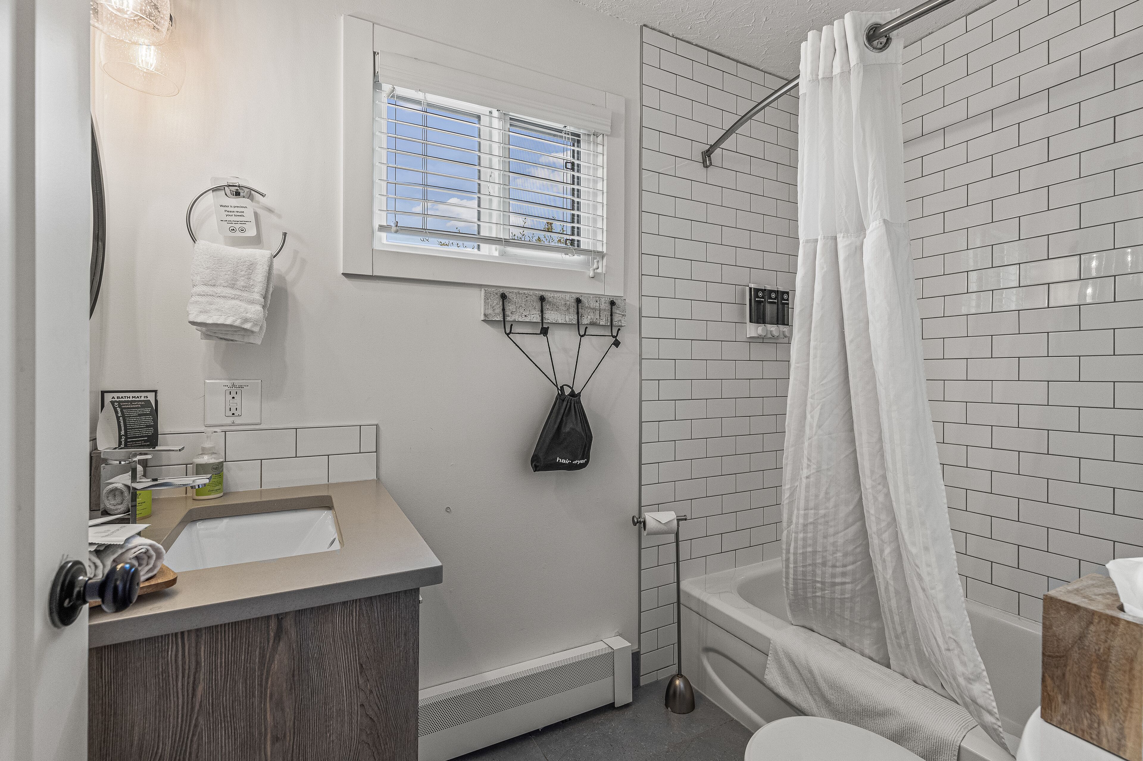 Un baño con lavabo, inodoro y zona de ducha.