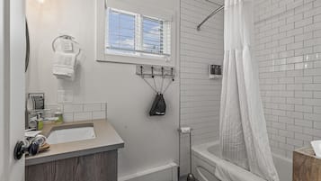 Un baño con lavabo, inodoro y zona de ducha.