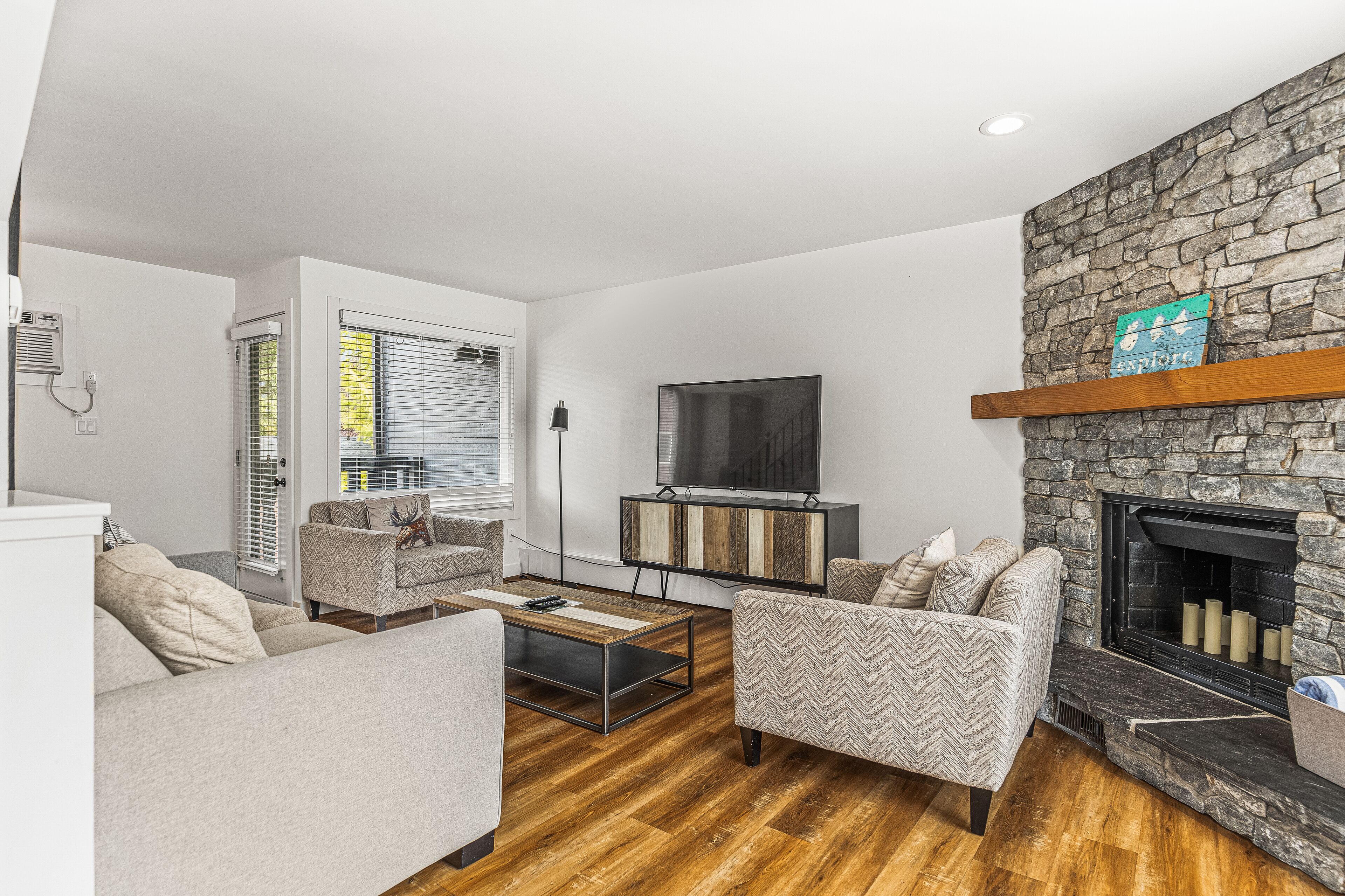 Apartment, 3 Bedrooms, Mountain View (Self Check In, No Pets) | Living area